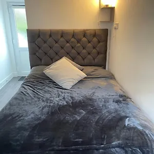 Private En-suite Garden Guest house